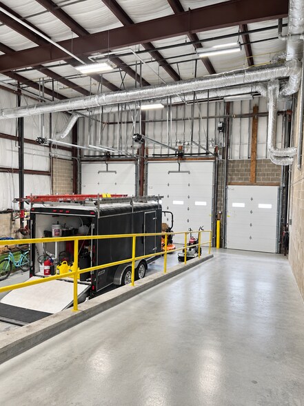 More Photos Of 645 Wemple Rd, Glenmont Warehouse For Lease