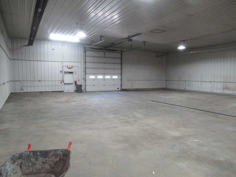 More Photos Of 3105 Great Northern, Springfield Warehouse For Sale