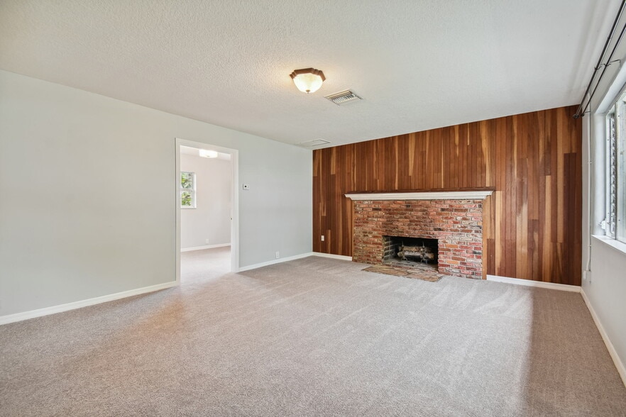 More Photos Of 883 South Wind Ln, Largo Industrial For Sale