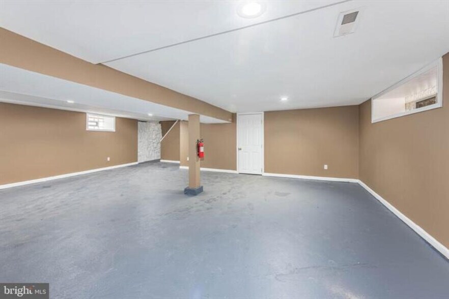 More Photos Of 4021 Barrington Rd, Baltimore Flex For Sale