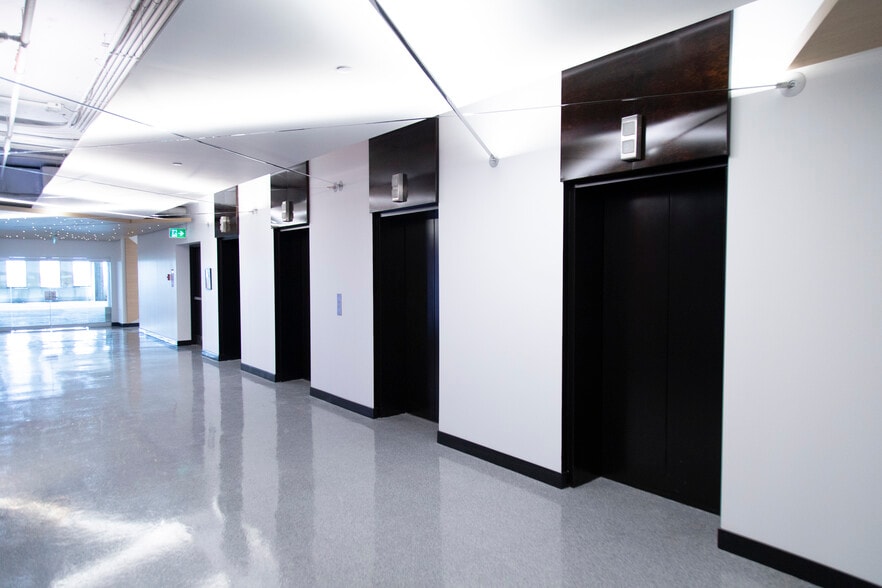 More Photos Of 555 Rue Chabanel O, Montréal Office For Sale