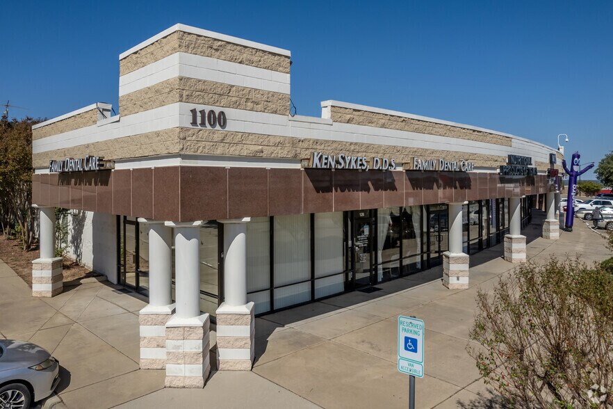 Primary Photo Of 1100 Bridgewood Dr, Fort Worth General Retail For Lease