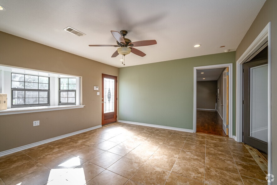 More Photos Of 1618 Callaway Dr, Alvin Warehouse For Lease