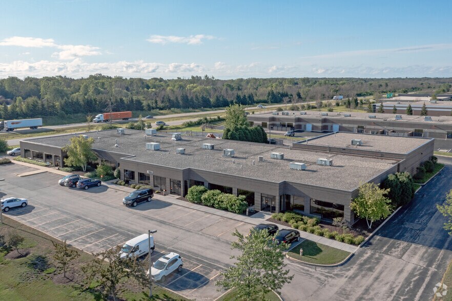 More Photos Of 1115 W Liebau Rd, Mequon Showroom For Lease
