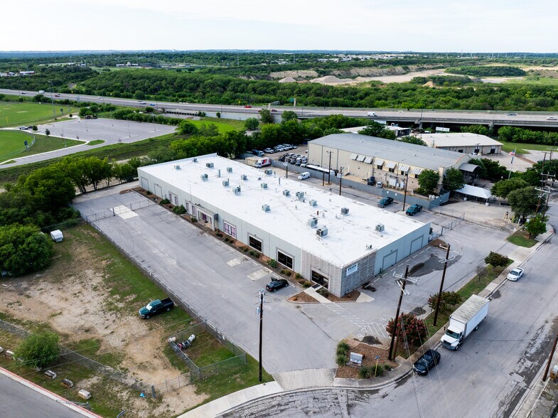 More Photos Of 3503 Crosspoint, San Antonio Light Manufacturing For Lease