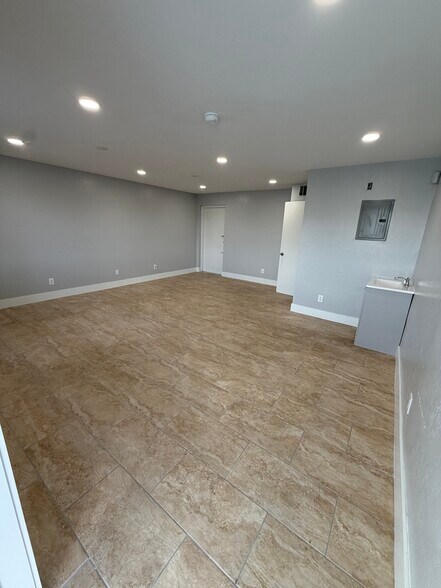 More Photos Of 2700 Evans Ave, Fort Myers Light Manufacturing For Lease