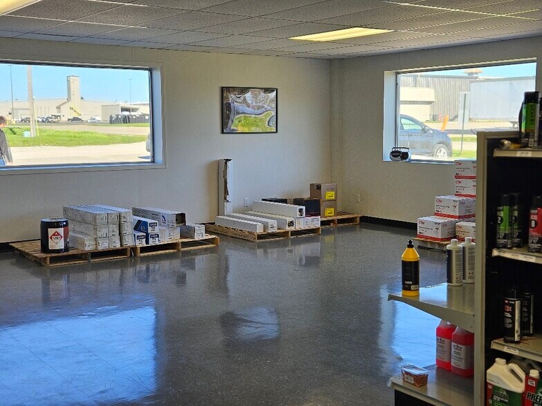 More Photos Of 1300 W Saunders St, Mount Pleasant Showroom For Lease