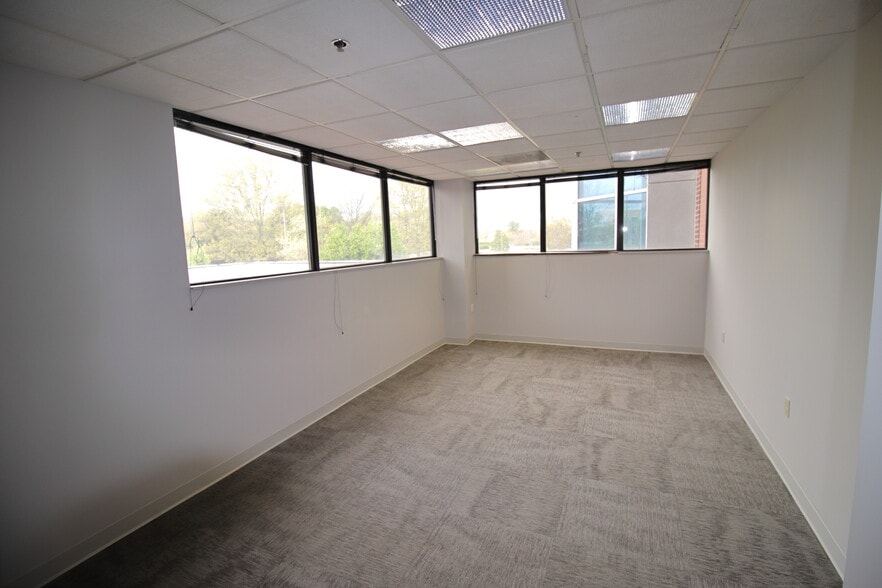 More Photos Of 21495 Ridgetop Cir, Sterling Medical For Lease