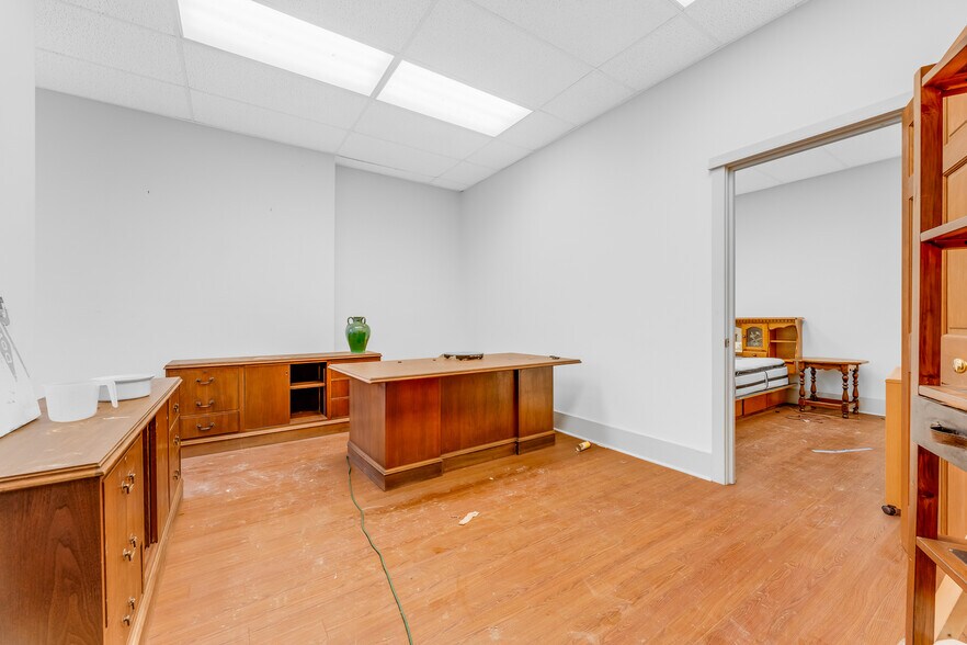 More Photos Of 215 Merchant St, Fairmont Office For Sale