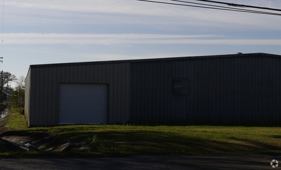 More Photos Of 1916 S Philippe Ave, Gonzales Showroom For Lease