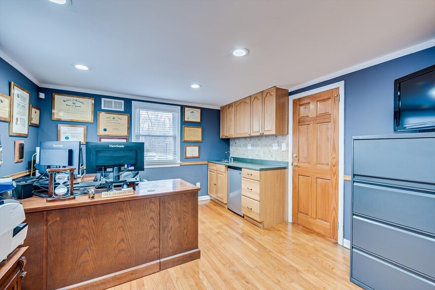 More Photos Of 27 N Main St, Marlboro Office For Sale