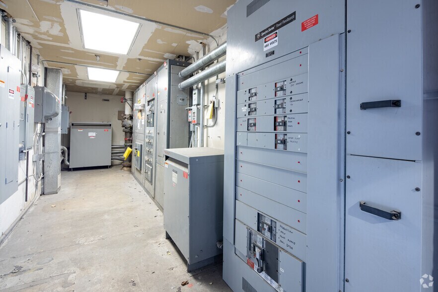 More Photos Of 21310-21314 Lassen St, Chatsworth Warehouse For Lease