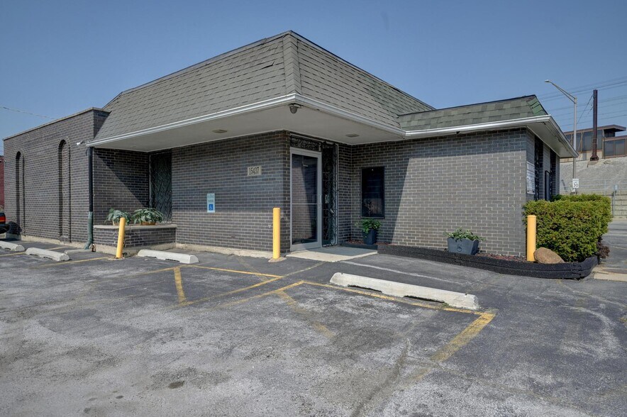 More Photos Of 15437 Broadway Ave, Harvey Medical For Sale
