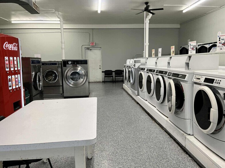 More Photos Of 337 Fond du Lac Ave, Fond Du Lac General Retail For Sale
