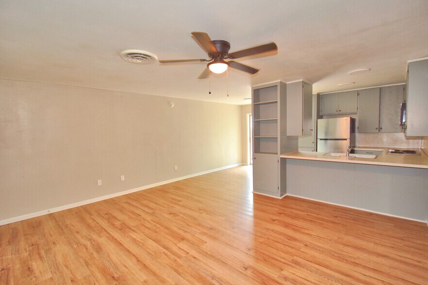 More Photos Of 402 S Tyler St, Beeville Apartments For Sale