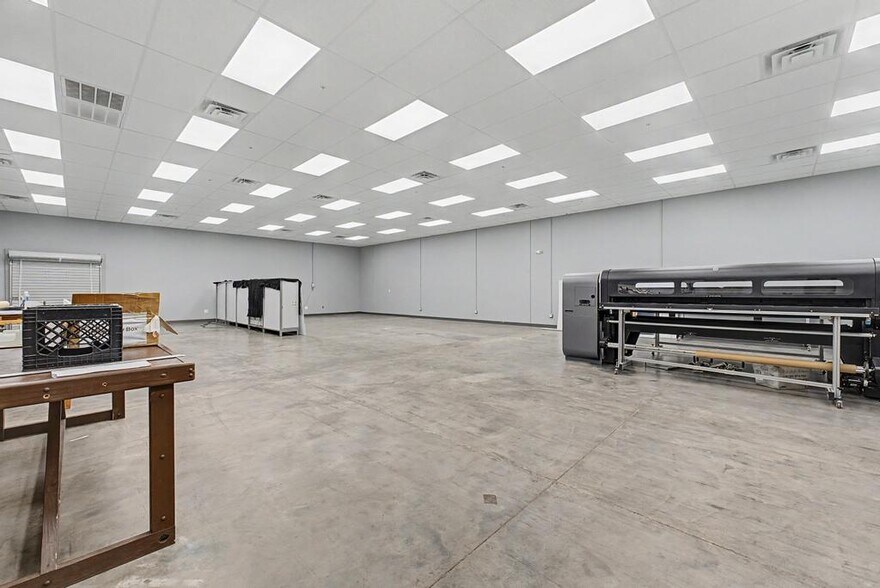 More Photos Of 1300 W Hudson Rd, Rogers Warehouse For Lease