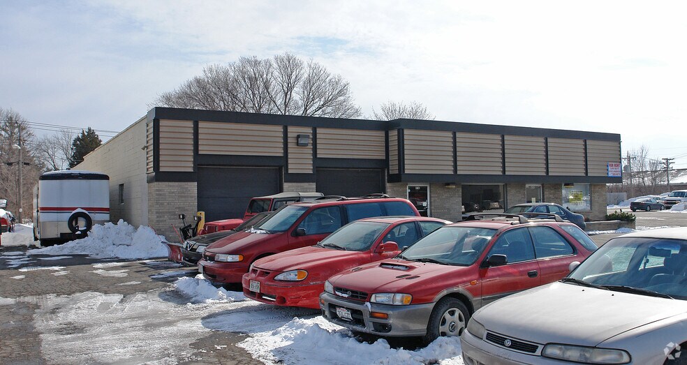 More Photos Of 4040 N 128th St, Brookfield Showroom For Sale