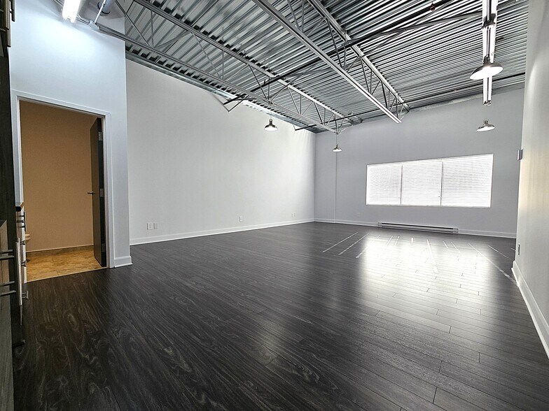 More Photos Of 557-577 Boul du Curé-Boivin, Boisbriand Warehouse For Sale