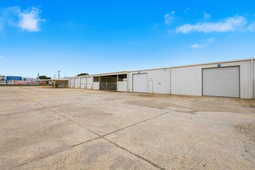 More Photos Of 1300 N Broadway Ave, Ada Warehouse For Sale