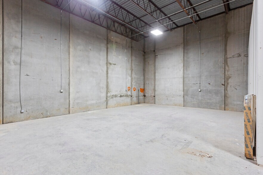 More Photos Of 1211 W Cambridge Circle Dr, Kansas City Warehouse For Lease