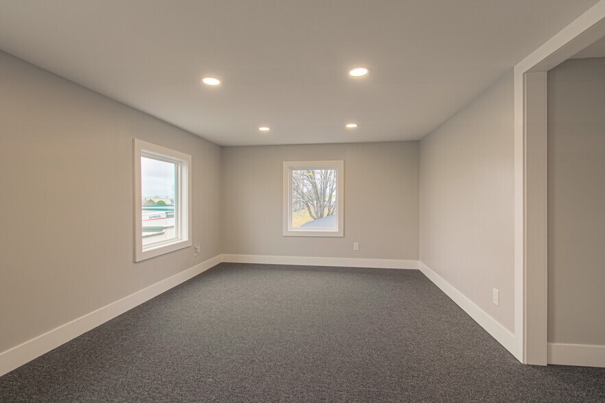 More Photos Of 1600 SW Market St, Lee's Summit Office For Sale