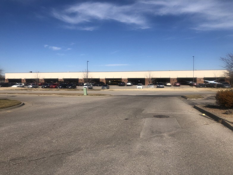 More Photos Of 7330 W 33rd St, Wichita Flex For Lease