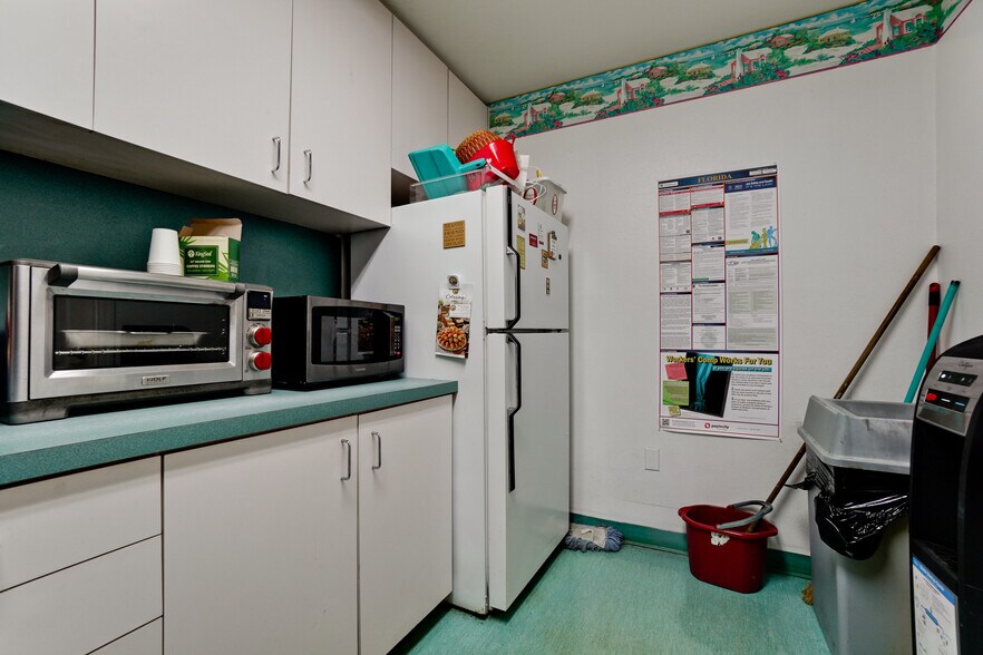 More Photos Of 1666 Mound St, Sarasota Medical For Sale