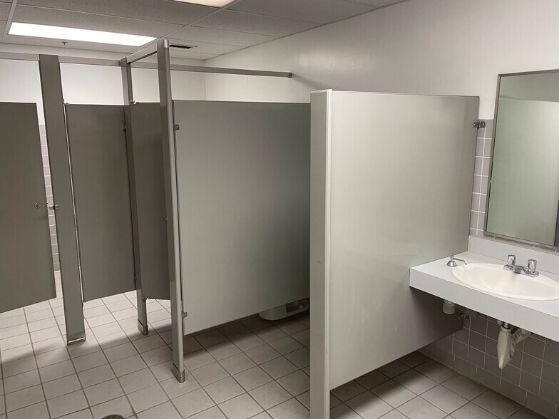 More Photos Of 4345-4781 Bay Rd, Saginaw Freestanding For Lease