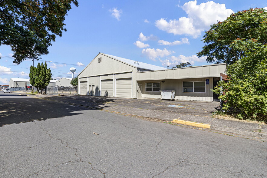More Photos Of 940 Greenwood St, Junction City Warehouse For Sale