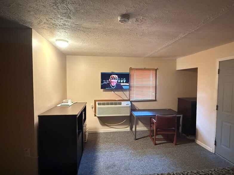 More Photos Of 1102 N Cunningham Ave, Urbana Hospitality For Sale