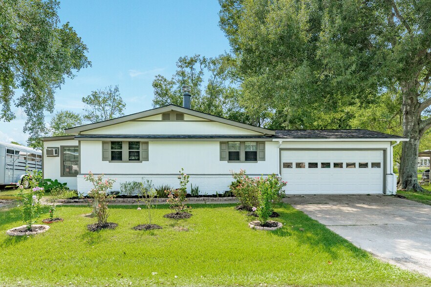 More Photos Of 2230 Nancy St, Alvin Specialty For Sale
