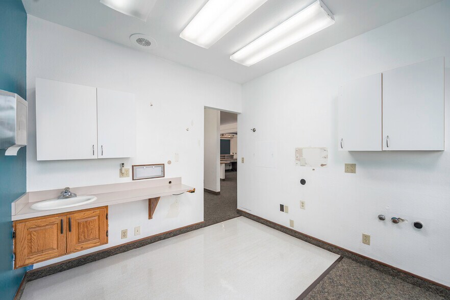 More Photos Of 1336 E Hunter Pl, Moses Lake Office For Sale