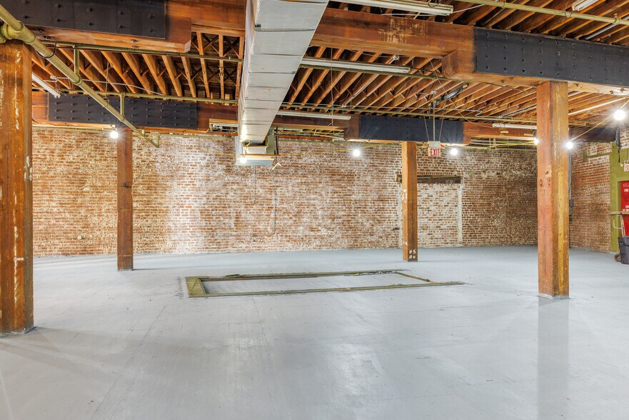 More Photos Of 313 W River St, Savannah Freestanding For Lease