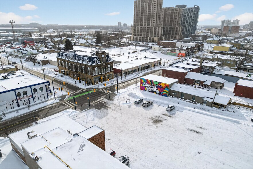 More Photos Of 812 Dundas St, London Freestanding For Sale