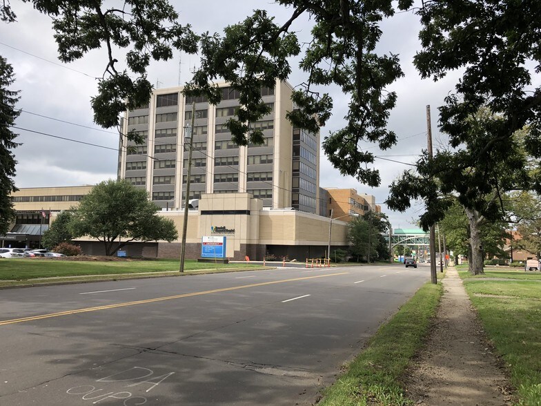 More Photos Of 1451 E Market St, Warren Medical For Sale