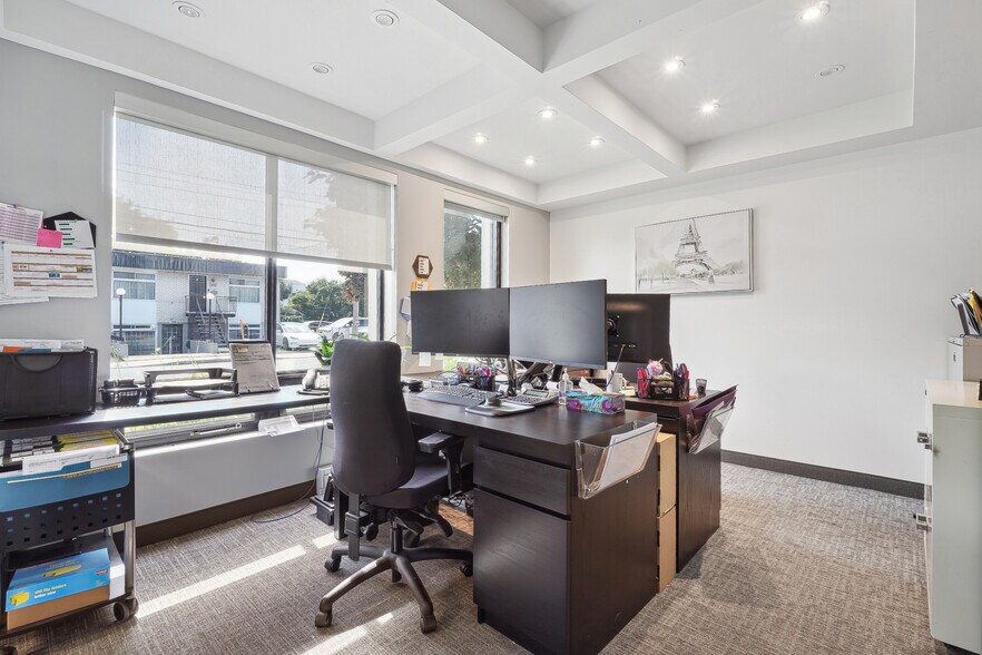 More Photos Of 2119 Rue Sainte-Hélène, Longueuil Office For Lease
