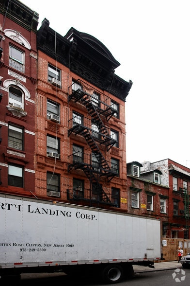 More Photos Of 26 Henry St, New York Apartments For Lease