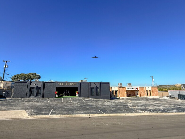 More Photos Of 12131-12137 Valliant St, San Antonio Showroom For Sale