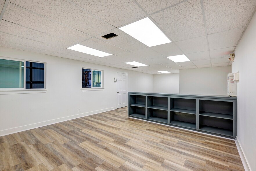 More Photos Of 1215 S Houston, Humble Warehouse For Lease