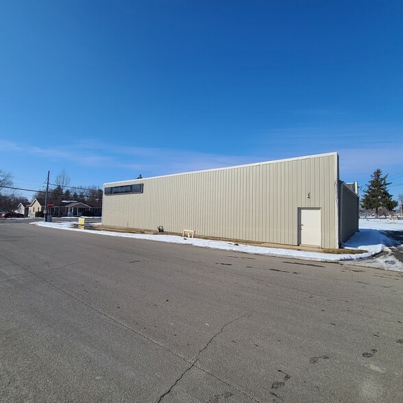 More Photos Of 405 N Main St, North Webster Showroom For Sale