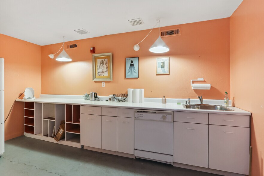 More Photos Of 1112 D St, Sacramento Showroom For Sale