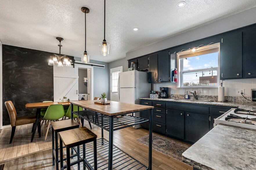 More Photos Of 110 SE 13th St, Bentonville Flex For Sale