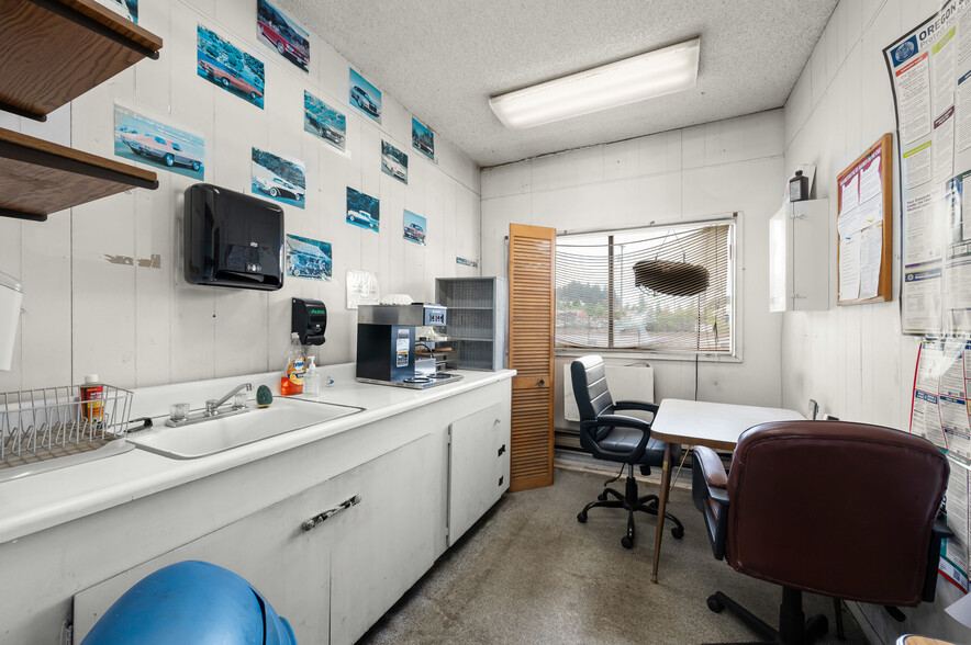 More Photos Of 3521 Franklin Blvd, Eugene Auto Dealership For Sale