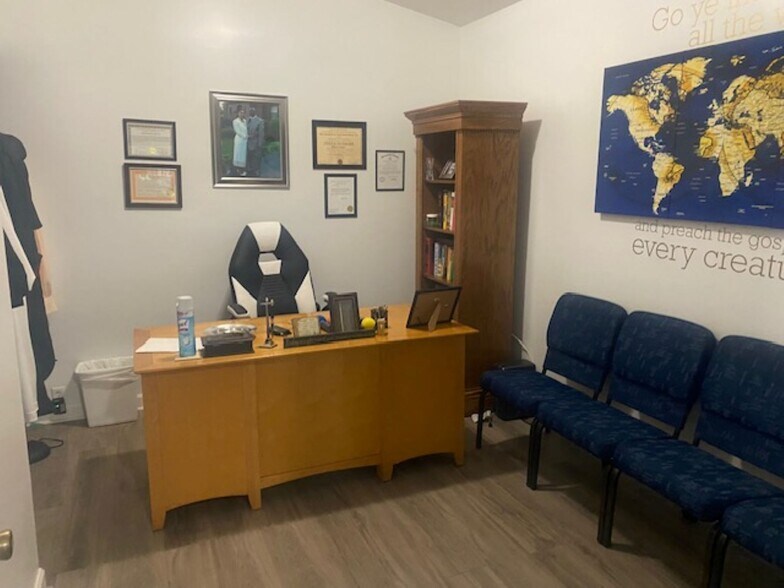 More Photos Of 109 Fontaine Dr, Ridgeway Funeral Home For Sale