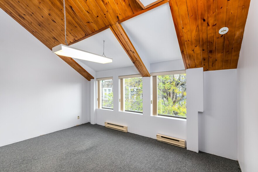 More Photos Of 50 Rue Saint-Charles O, Longueuil Medical For Lease