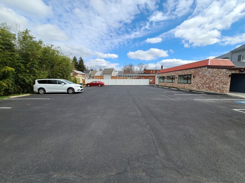 More Photos Of 5005 Kutztown Rd, Temple Storefront Retail Residential For Sale