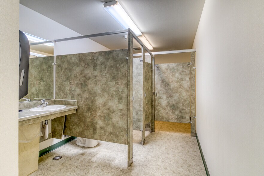 More Photos Of 7555 Falcon Crest Dr, Redmond Office Residential For Lease