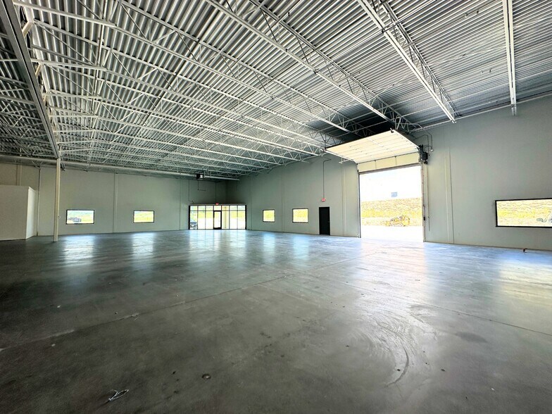 More Photos Of 120 Business Pk Dr, Hudson Oaks Warehouse For Lease