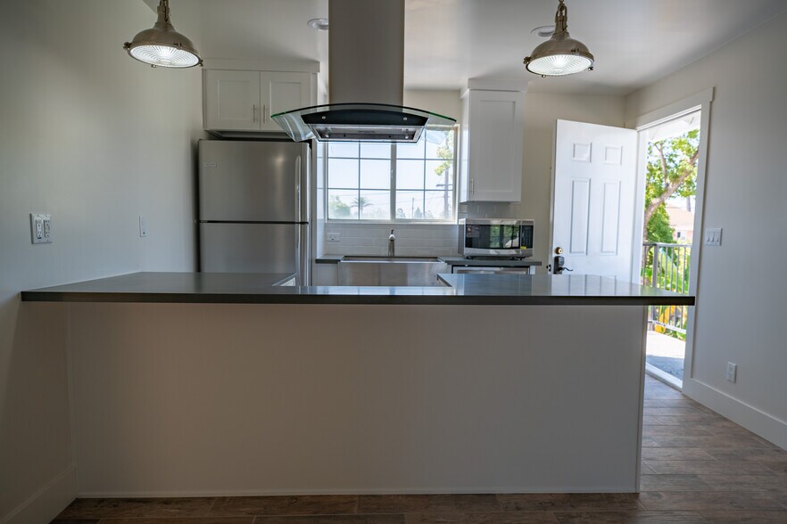 More Photos Of 1418 W 28th St, Los Angeles Dormitory For Sale