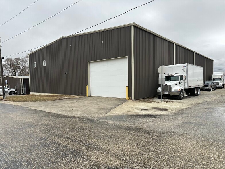 Primary Photo Of 160 S Locust St, Chebanse Distribution For Sale